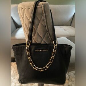 Michael Kors…Harpers East West Black Pebbled Leather Purse w/Gold Chain Accent.